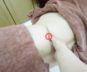 腰を横から緩める